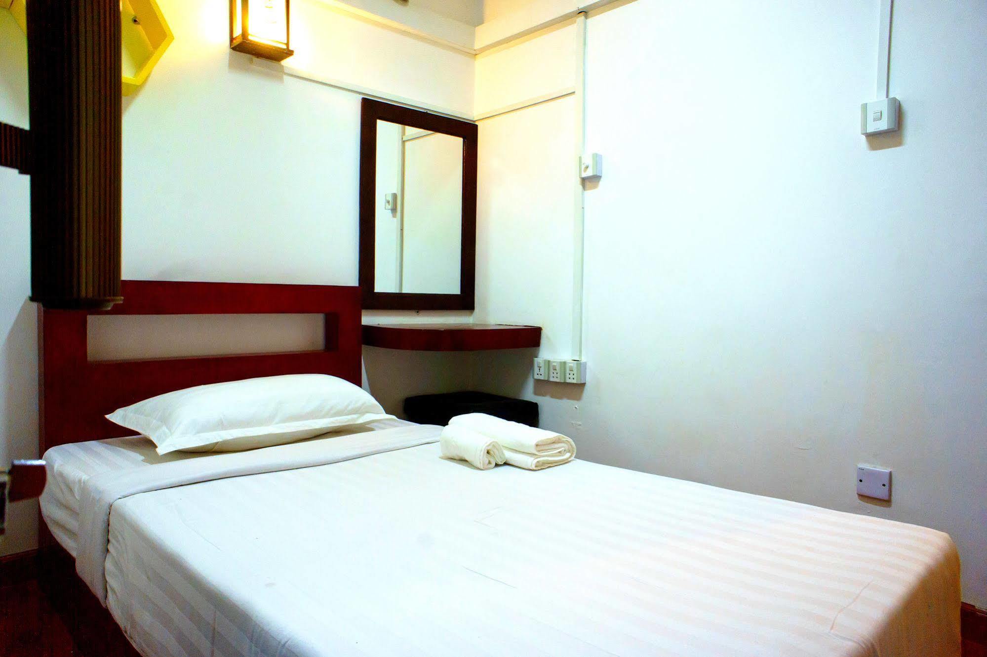 Agga Youth Hotel Yangon Ngoại thất bức ảnh